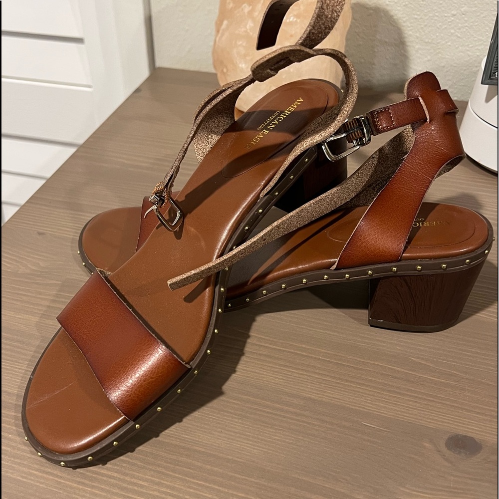 Strappy sandal low heel metal detail